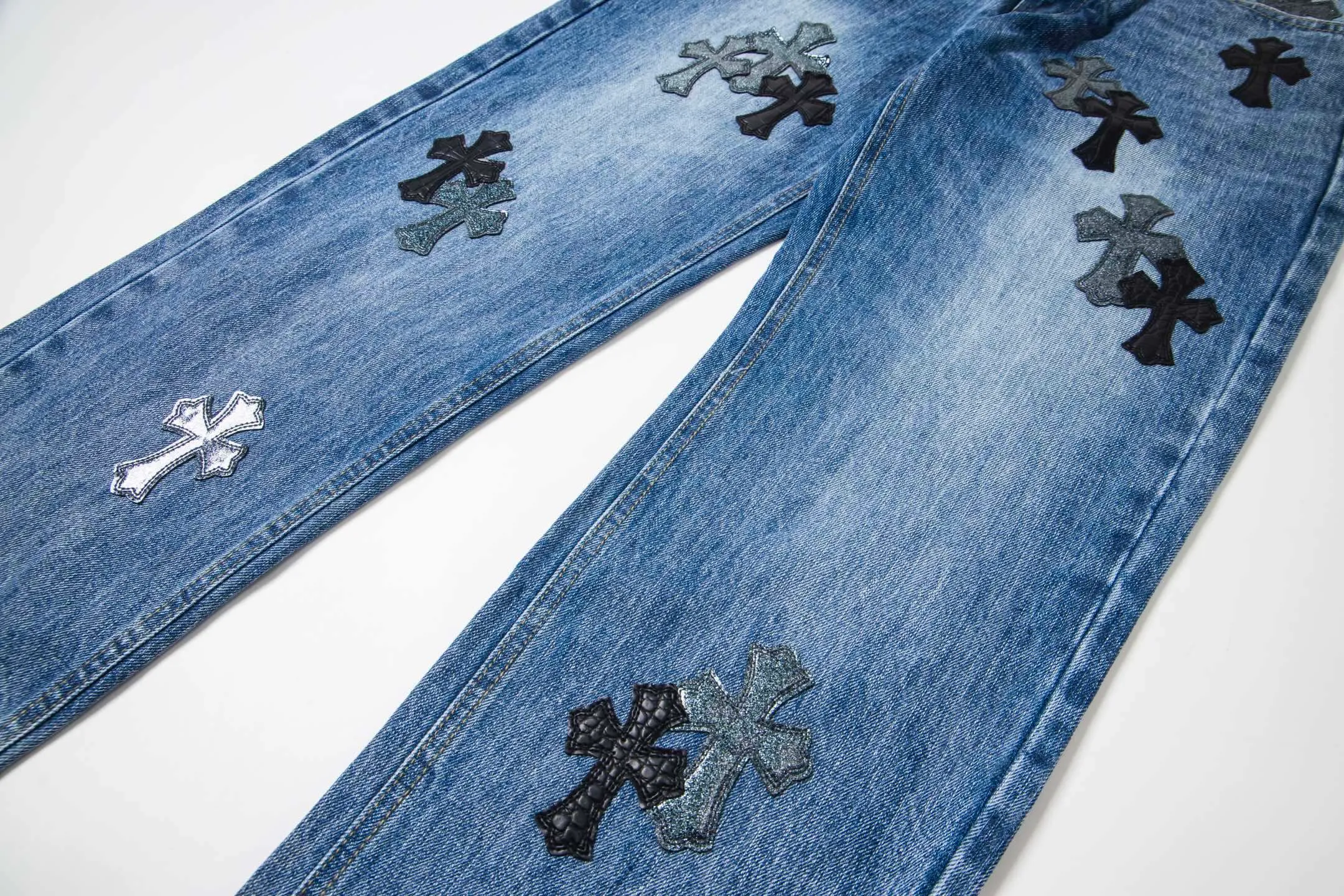 P280 High version (evergreen version) Chrome Hearts/Chrome Hearts 25FW CH starry sky leather cross bamboo jeans adopt starry sky themed leather elements, mostly in the shape of a cross, with glitter on the leather surface. Unique design with simple and elegant details, exquisite workmanship, neat lines and in-place details on the entire pair of pants! It’s also so cool that both men and women can easily control it. It’s a gender-neutral trendy up version. Style number: 1722# Color: blue Size: 28 30 32 34 36